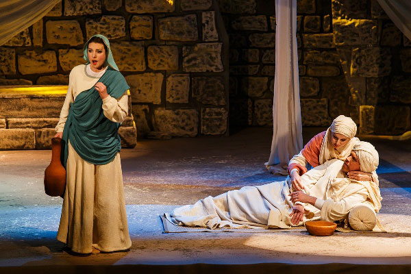 Olesya Starukhina as Maria, Tatiana Fedotova as Martha, <br>Alexei Sulimov as Lazarus. <br> Photo by Ivan Murzin. 